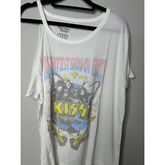 NWT Recycled Karma Kiss Greatest Show on Earth T-Shirt Sz M - Picture 2 of 5